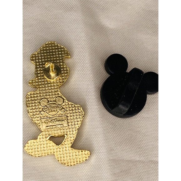 Walt Disney Trading Enamel Pin 2003 1.25"  Donald Duck - Picture 5 of 6
